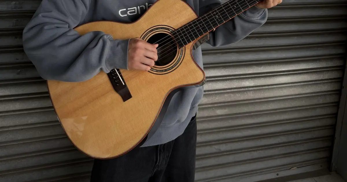 川吉他 RV-2 GAC-SR 面單木吉他琴身與彈奏特寫