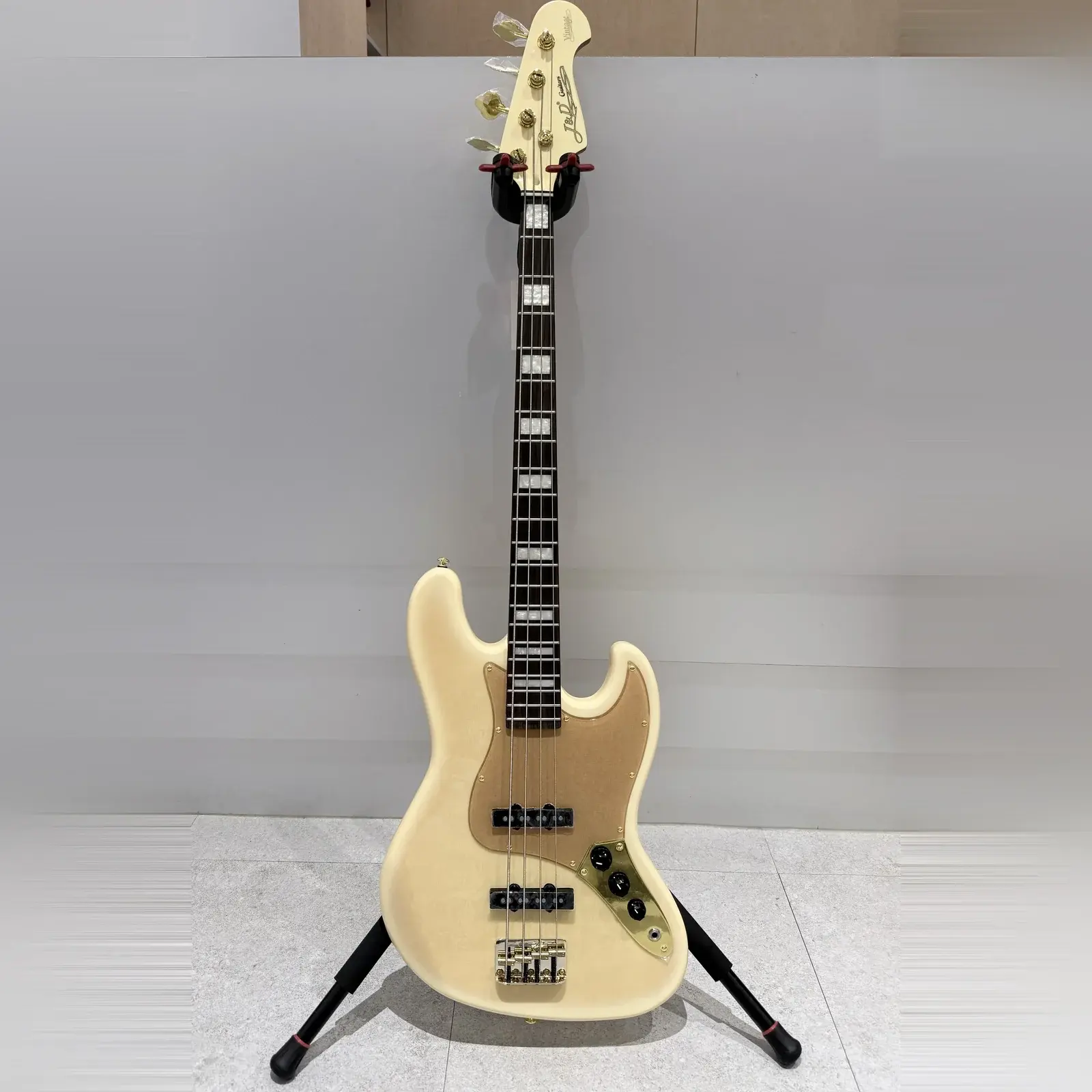 J&D HYB-J 電貝斯 絮狀楓木貼面 全身照