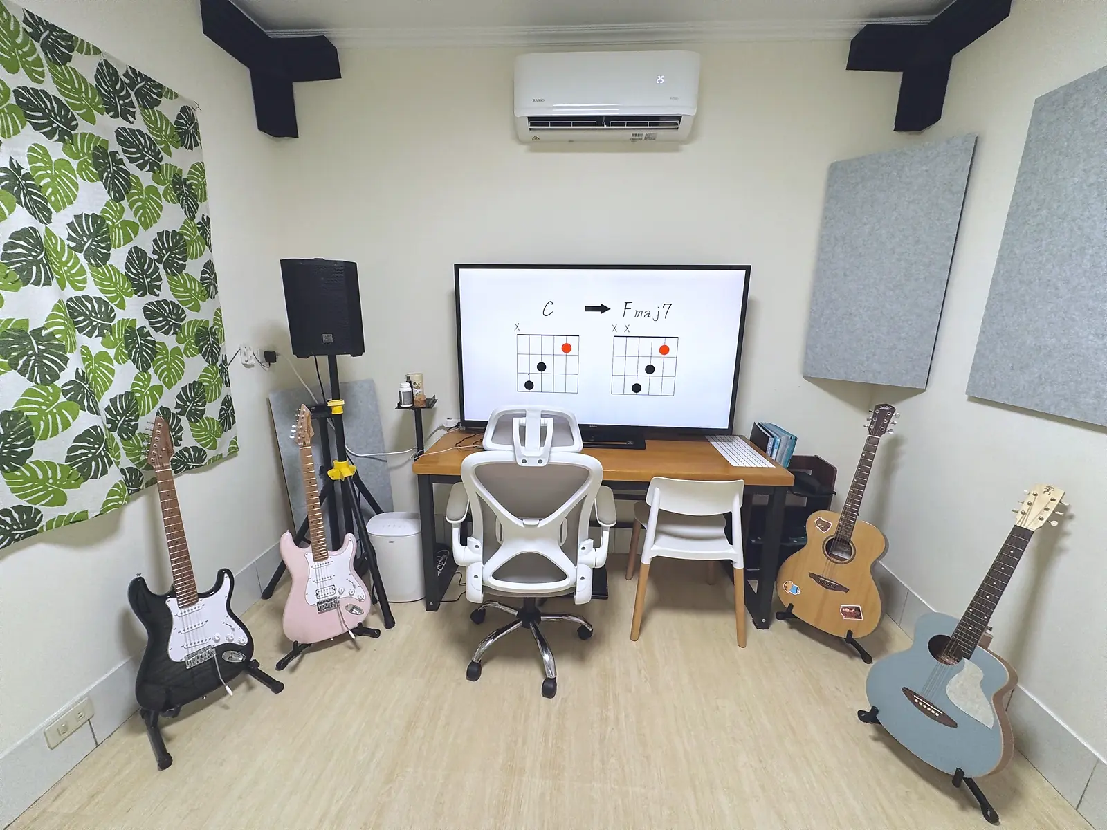 吉他維度一對一吉他教室:萬元音響設備、大螢幕電子教材與吸音板